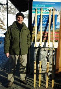 Renato Molinato con i suoi sci davanti al Centro del Fondo di Riale Formazza